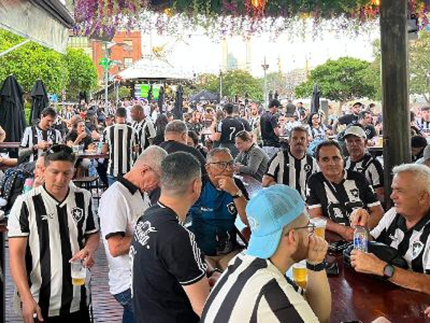 Fazendo história: Botafoguenses esgotam cerveja e bar fecha pela 1ª vez no domingo em 20 anos