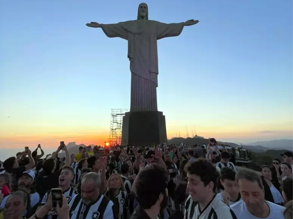 Torcida do Botafogo em missa no Cristo Redentor antes de jogo contra Palmeiras e Atlético-MG (Reprodução)