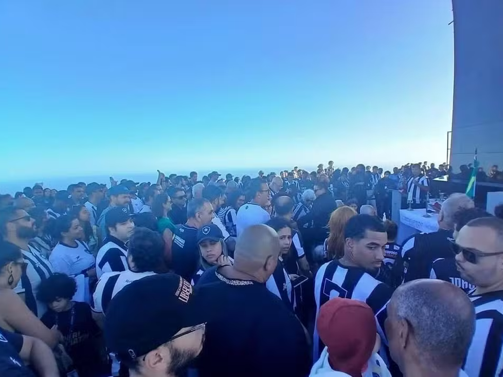 Torcida do Botafogo em missa no Cristo Redentor antes de jogo contra Palmeiras e Atlético-MG (Reprodução)