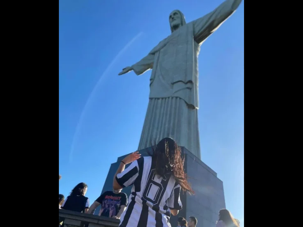 Torcida do Botafogo em missa no Cristo Redentor antes de jogo contra Palmeiras e Atlético-MG (Reprodução)