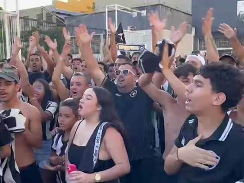 Torcida do Botafogo em missa no Cristo Redentor antes de jogo contra Palmeiras e Atlético-MG (Reprodução)