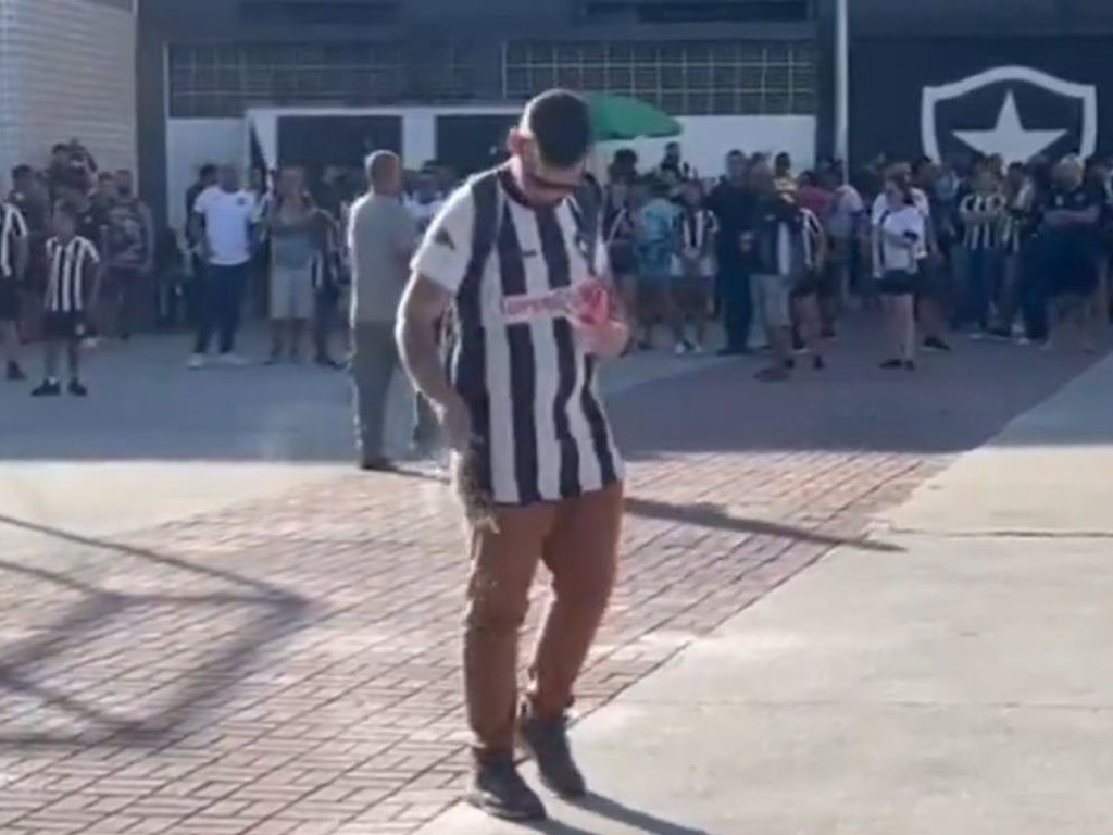 Torcedor jogando sal grosso no estádio Nilton Santos antes de embarque de jogadores para jogo contra o Palmeiras (reprodução)