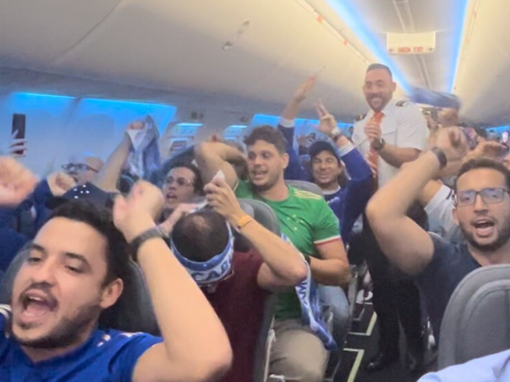 Torcedores do Cruzeiro chegam em voo fretado ao Paraguai para final da Sul-Americana (Reprodução)