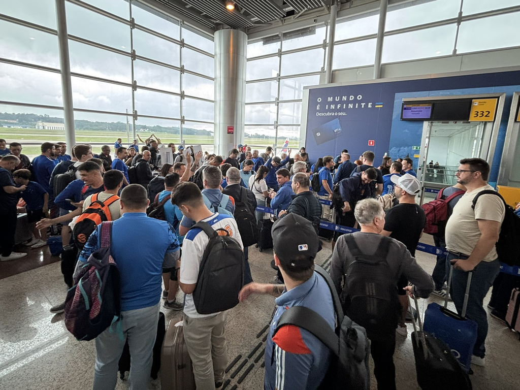 Torcedores do Cruzeiro no aeroporto de Assunção, no Paraguai (Reprodução)