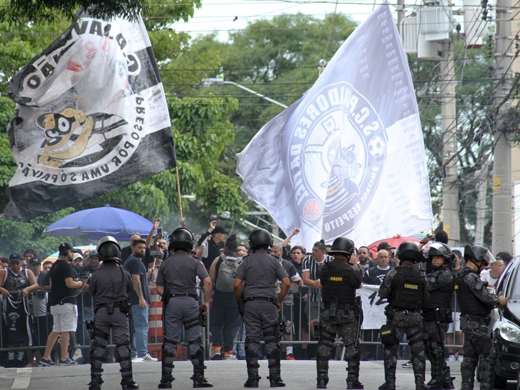 Torcida protestou contra o impeachment de Augusto Melo (Reprodução)