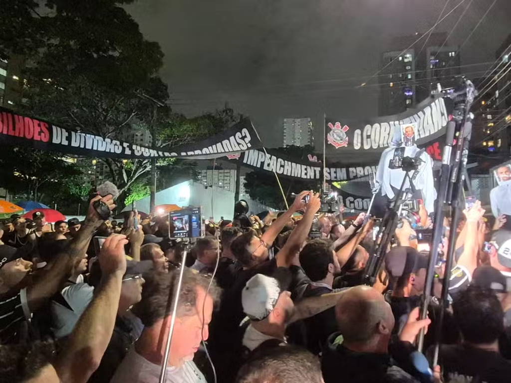 Torcida protestou contra o impeachment de Augusto Melo (Reprodução)