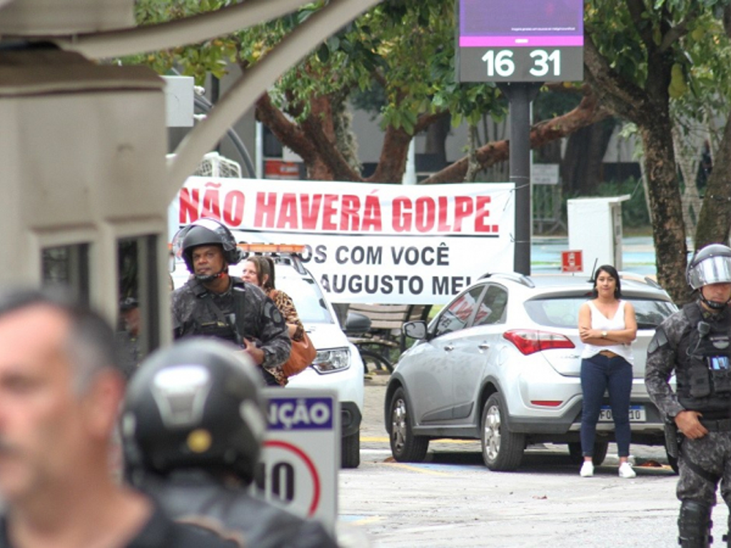 Torcida protestou contra o impeachment de Augusto Melo (Reprodução)