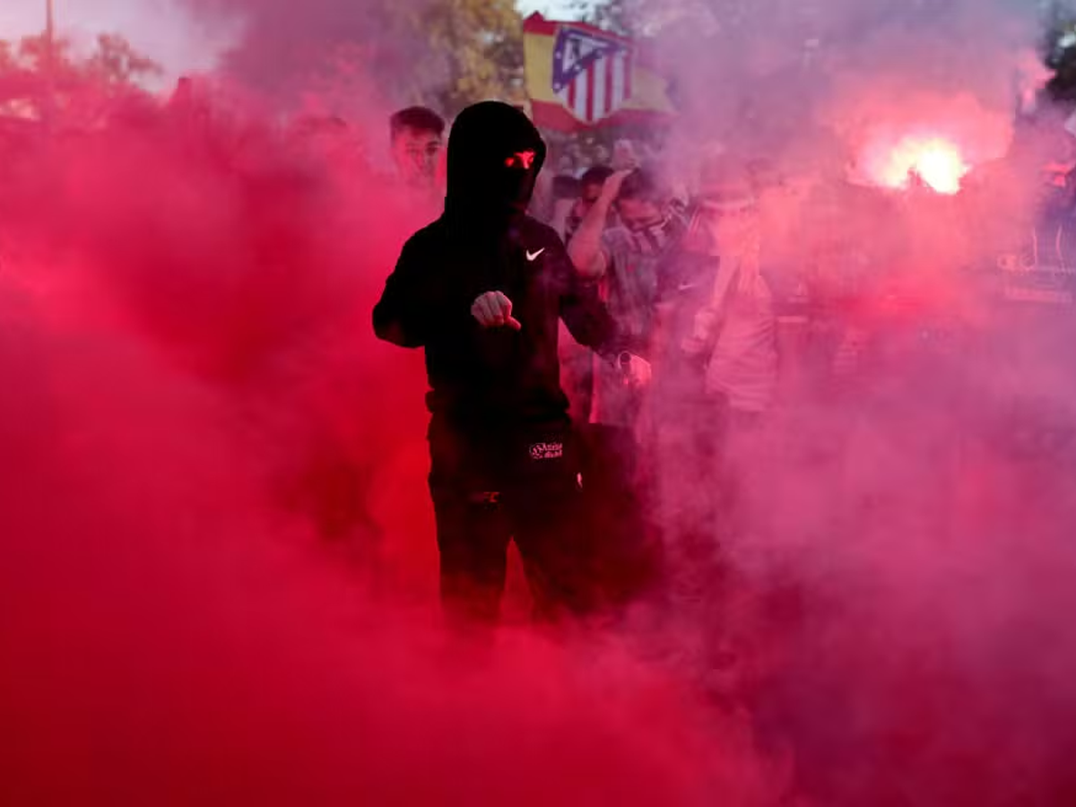 Ultras do Atlético de Madrid usaram máscaras para disfarçar insultos racistas a Vini Jr. (Getty Images)