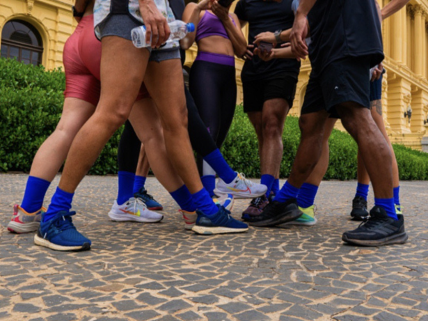 Você corre e quer namorar? Calce meia azul e vá para a rua