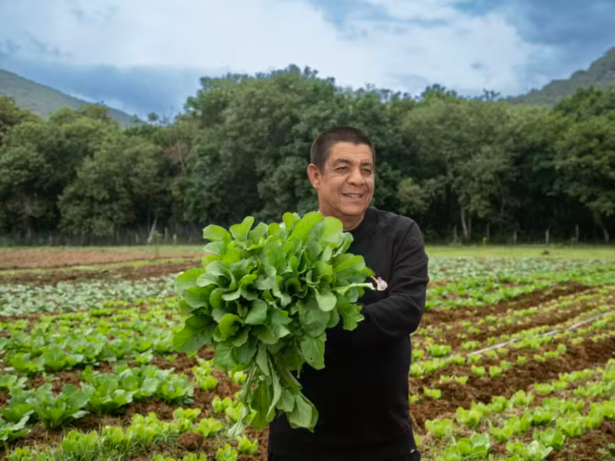 Zeca Pagodinho fornece sítio para produzir alimentos para quem tem fome