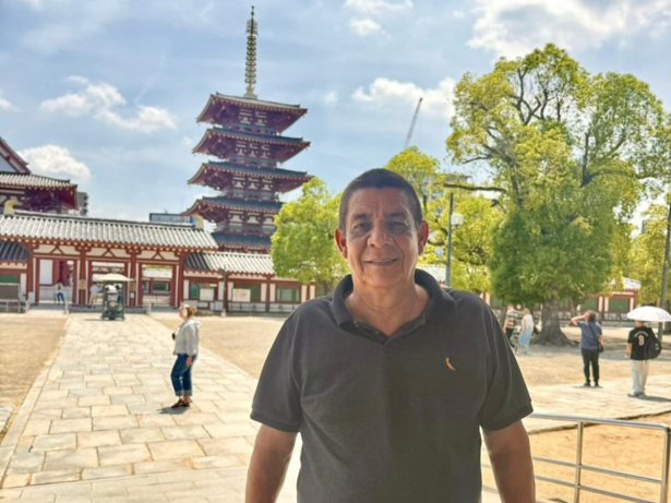 Zeca Pagodinho posta foto no Japão e escreve legenda na língua local