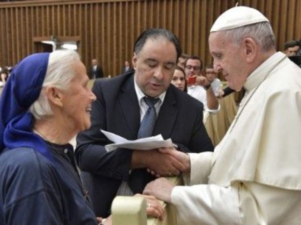 Freira defensora de minorias quebra rigoroso protocolo em velório do Papa