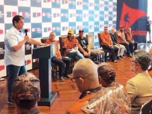 Tarcísio de Freitas recebe grupo Legendários no Palácio dos Bandeirantes