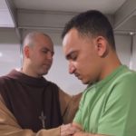 João Gomes recebe a bênção de Frei Gilson nos bastidores do Réveillon da Paulista