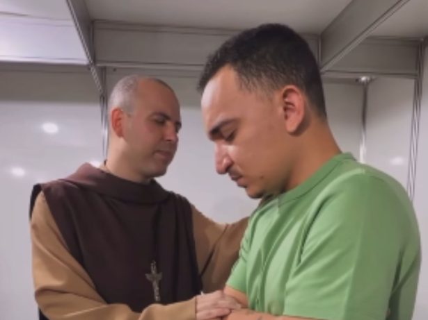 João Gomes recebe a bênção de Frei Gilson nos bastidores do Réveillon da Paulista