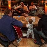 Alerta fofura! Justin Bieber compartilha fotos raras com o filho e encanta a web