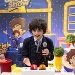 Gabriel Avellar vira “Silvio Santos mirim” e celebra 10 anos com elenco do SBT