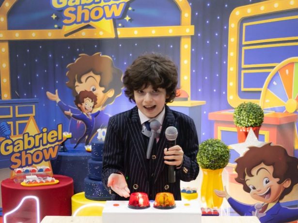 Gabriel Avellar vira “Silvio Santos mirim” e celebra 10 anos com elenco do SBT