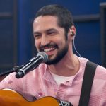 Gabriel Leone canta para Djavan e revela novo caminho na música