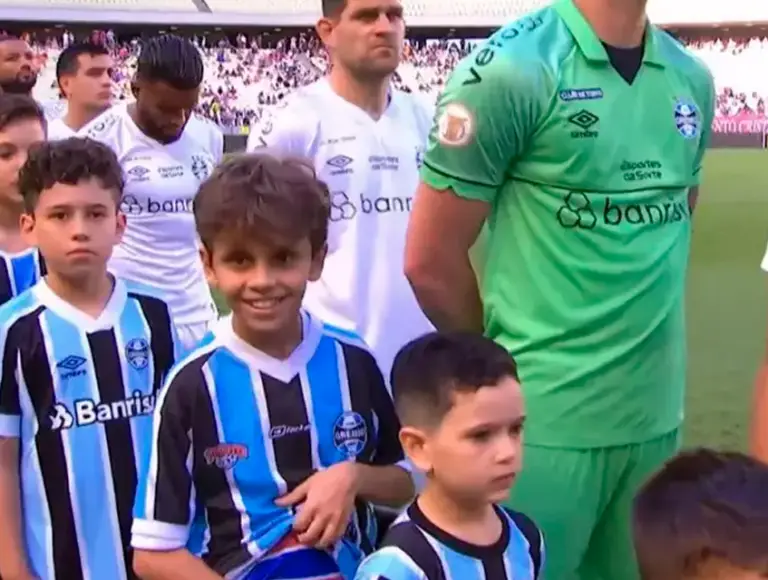 Garoto entra em campo com time do Grêmio, mas mostra camisa do Fortaleza