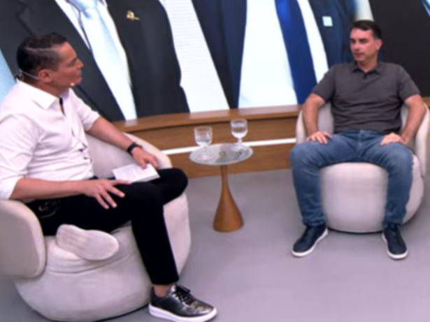 Flávio Bolsonaro afirma que Bolsonaro fez transição pacífica e comenta os atos de 8 de janeiro