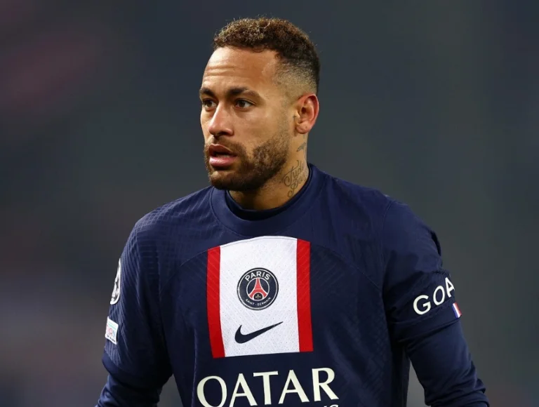 Grávida e sem folga: empregada quer indenização milionária de Neymar por trabalho sem registro
