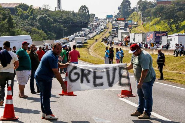 Caminhoneiros descartam greve em favor de Bolsonaro