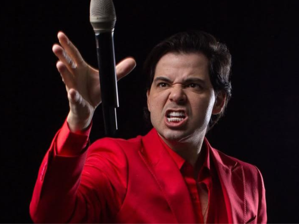 Humorista Gustavo Mendes fala sobre sexualidade, “Dilma”, excessos com álcool e remédios