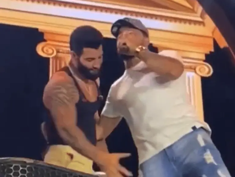 Gusttavo Lima coloca as mãos nas partes íntimas de cantor durante show