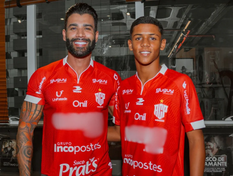 Gusttavo Lima contrata o meia atacante Akiles para seu time de futebol, Paranavaí