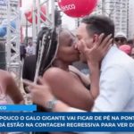 Jornalista ganha beijão de foliã durante cobertura de pré-Carnaval em Pernambuco