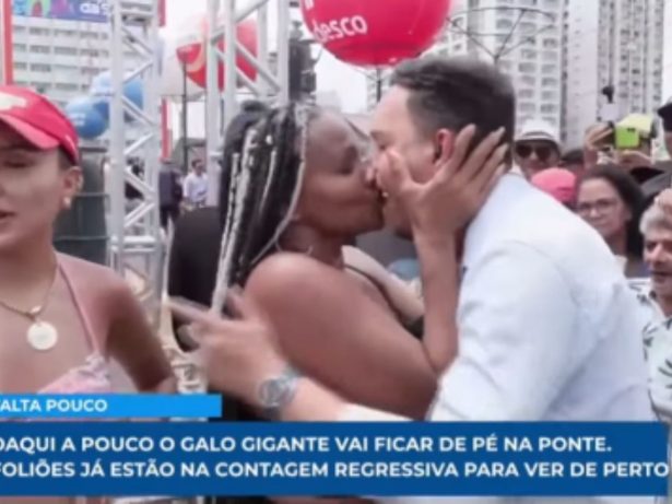 Jornalista ganha beijão de foliã durante cobertura de pré-Carnaval em Pernambuco