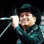 Após ter visto americano revogado, cantor mexicano adia show com ingressos esgotados