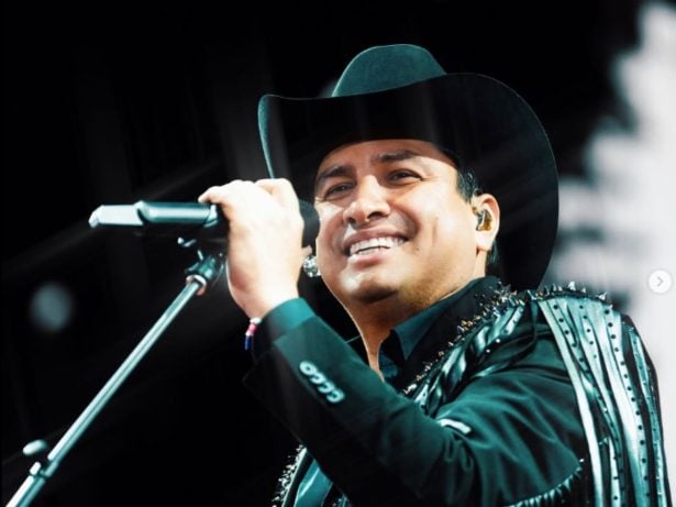 Após ter visto americano revogado, cantor mexicano adia show com ingressos esgotados