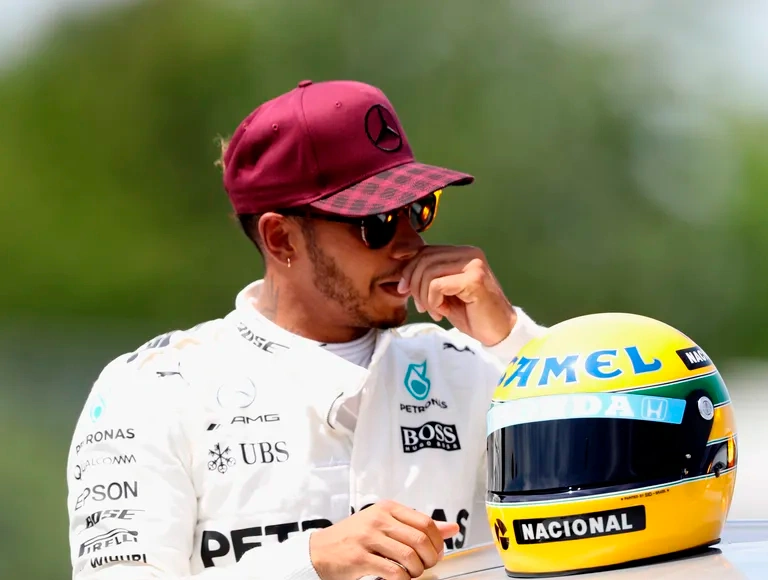 Lewis Hamilton com capacete de Senna, presenteado pela família do ex-piloto (Reprodução)