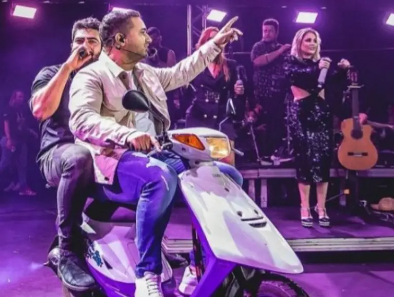 Henrique e Juliano surgem de moto em abertura de show em Goiânia