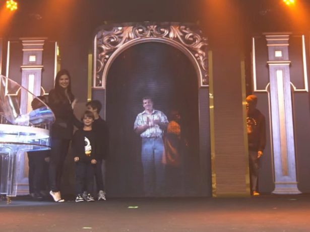 Dupla Matheus & Kauan se emociona com holograma do pai em lançamento de álbum
