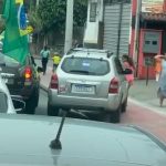 Carro com adesivo de Lula atropela duas crianças em ato pró-Flávio em Ilhabela
