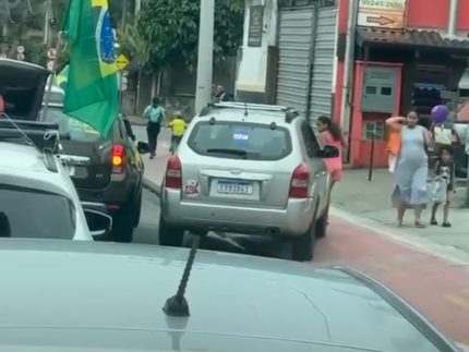 Carro com adesivo de Lula atropela duas crianças em ato pró-Flávio em Ilhabela