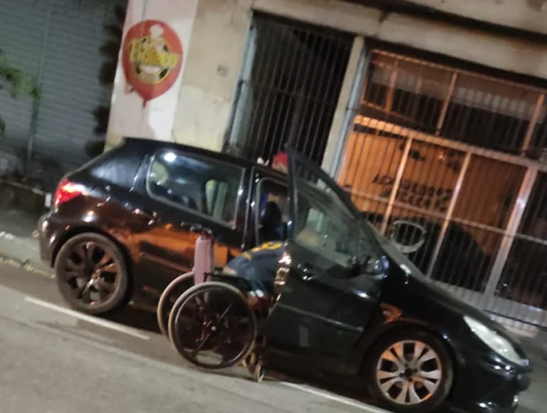 Suco de RJ! Homem com deficiência é flagrado dirigindo carro usando uma vassoura