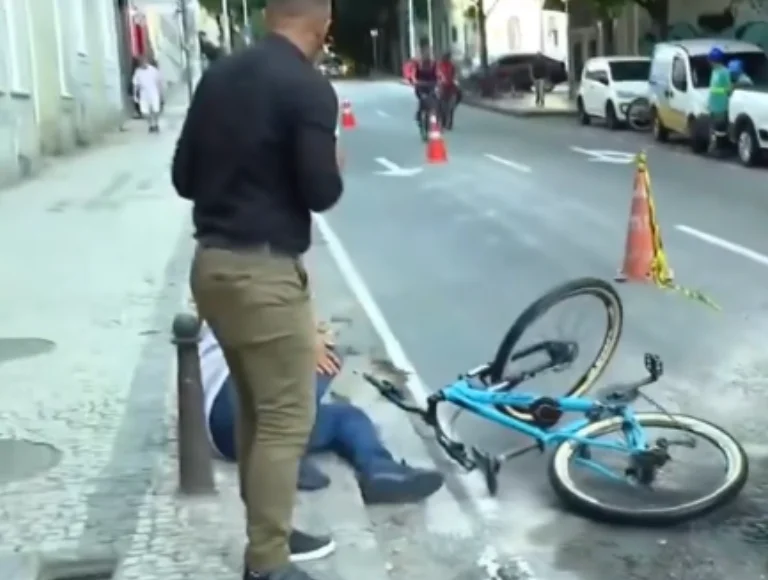 Baita ator! Homem encena queda em buraco em rua no Rio e vira meme