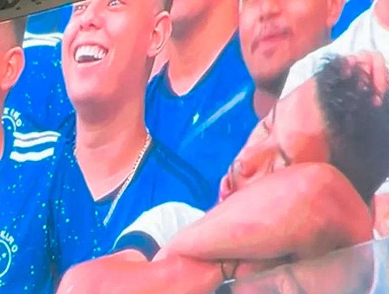 Hora da soneca: Torcedor do Cruzeiro dorme durante jogo, aparece no telão e viraliza