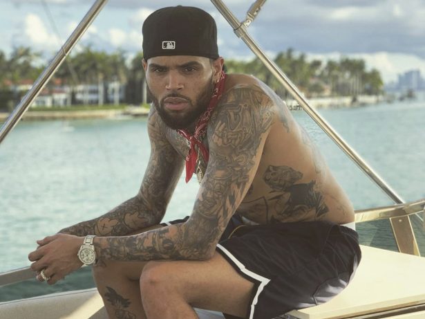 Chris Brown comemora o sucesso da venda de ingressos para os dois shows no Brasil