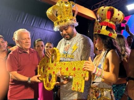 Hytalo Santos patrocinou Carnaval e recebeu chaves da cidade das mãos de prefeito