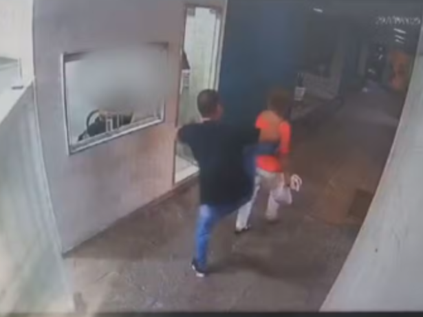 Idosa é agredida por motorista de aplicativo após sujar banco com biscoito