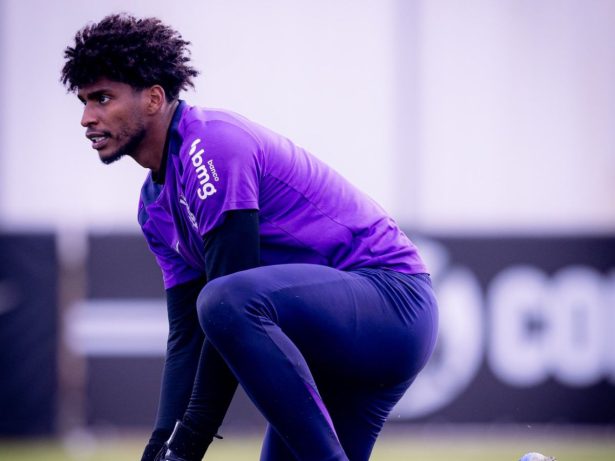 Hugo Souza volta a treinar com bola e avança em recuperação no Corinthians