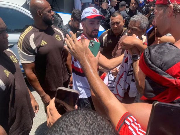 Paquetá desembarca no Rio para oficializar retorno ao Flamengo