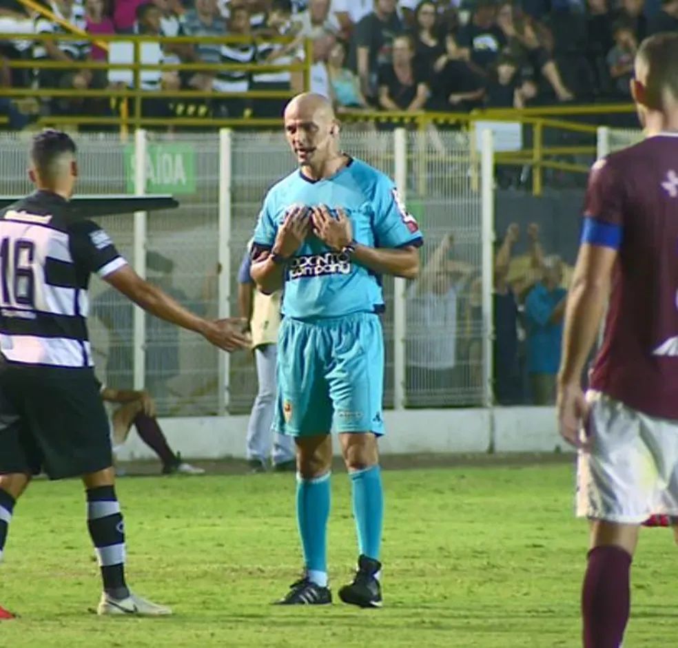 Ramon Abatti Abel, árbitro da partida, e Ilbert Estevam da Silva, responsável pelo VAR, foram afastados pela CBF após polêmicas em São Paulo x Palmeiras / Reprodução