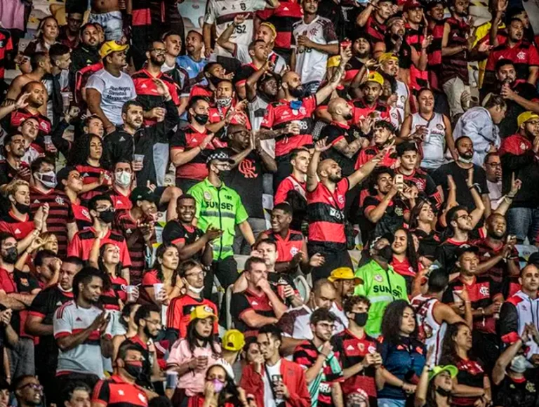 Em dia de vitória, torcida do Flamengo não alivia e protesta contra dirigentes