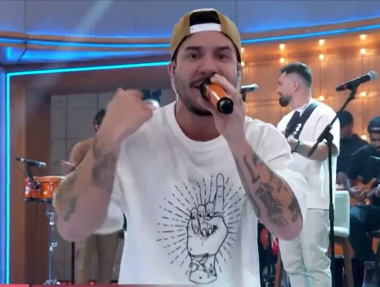 Vocalista do Jeito Moleque viraliza após derrapar no inglês ao vivo na Globo